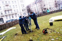 Die Erdschrauben werden im Boden verankert.