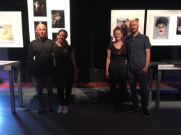 Ines Muhalic und Maxi Schwarzkopf mit zwei Modellen, denen sie eine Glatze geklebt haben.