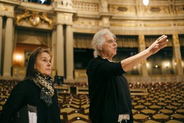 Martina Jochem, die für die Szenische Analyse verantwortlich zeichnet, und Regisseur Christof Nel im Zuschauerraum des Prinzregententheaters