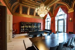 Seltener Einblick: der Prinzregentsalon, der heute das Präsidentenbüro ist. Hinten zu sehen: der Schreibtisch August Everdings.