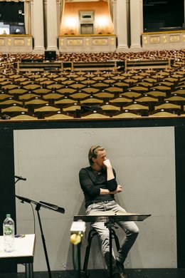 Nachdenklicher Blick: Dirigent Karsten Januschke im Orchestergraben des Prinzregententheaters