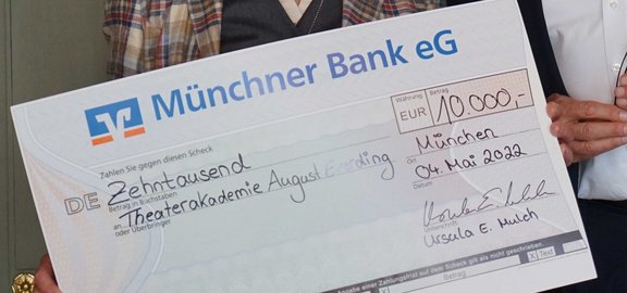 04. Mai 2022: Schecküberreichung 10.000 Euro von U. E. Mulch an Prof. Hans-Jürgen Drescher, Foto Scheck