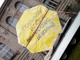 Am Morgen des 8. März wurde das neue Schild der Theaterakademie geliefert - sicher verpackt und verspannt.