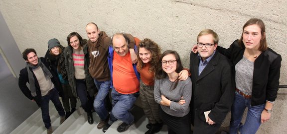 Gruppenbild mit Intendant: die Studierenden des Studiengangs Kulturkritik mit Matthias Lilienthal