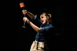 "I have no strong objection to champagne, Ha ha!" - Pauline Rinvet mit einer Arie aus "Candide"