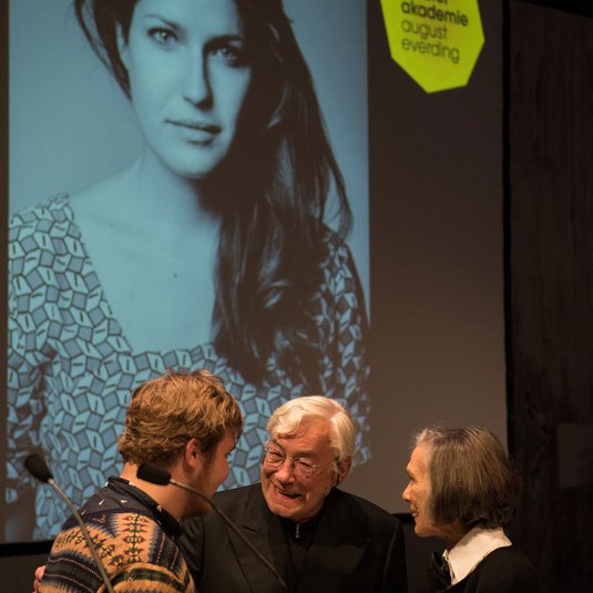 Klaus Zehelein und Lo Eitle mit Kjell Brutscheidt, der den Klaus Zehelein-Preis für die abwesende Anna Gojer entegegennahm.