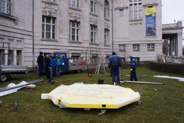 Mitarbeiter der Metallbaufirma, die das Schild auch hergestellt hatten, sorgten für den Aufbau.