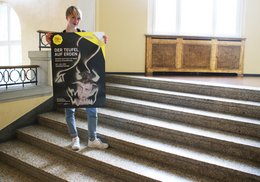 Fertig! Dramaturgin Stefanie Fischer mit einem der fertigen Plakate im Foyer des Prinzregententheaters.