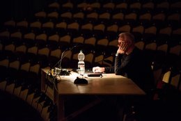 Hardy Rudolz, verantwortlich für die künstlerische Gesamtkonzeption des Abends, am Regiepult im Zuschauerraum