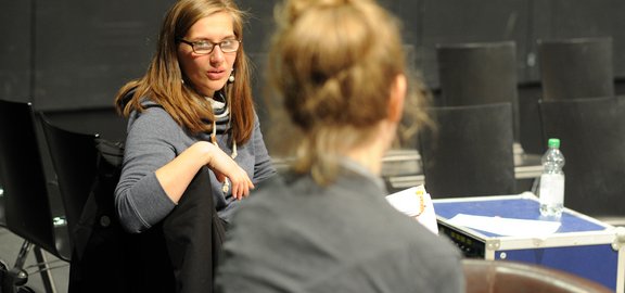 Regisseurin Maike Bouschen im Gespräch mit ihrer Darstellerin Ricarda Seifried