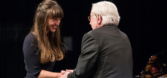 Preisträgerin Julia Jordà Stoppelhaar und Klaus Zehelein (Foto: Jean-Marc Turmes)