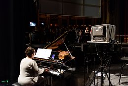 Bevor das Münchner Rundfunkorchester bei den Proben anwesend ist, übernimmt Oresta Cybriwsky diesen Part am Klavier.